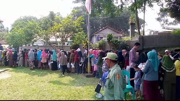 Ratusan Warga Desa Cinangka Rela Antre Berjam Jam Demi Beras 10