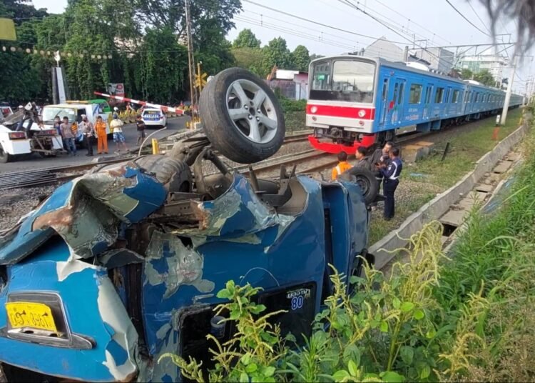 Angkot Tertabrak Commuterline di Pintu Kereta Kebon Pedes Kota Bogor, Begini Kronologinya