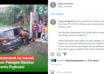 Mobil Terperosok ke Sawah Akibat Salah Injak Pedal