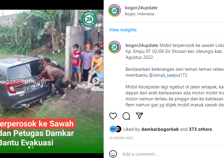 Mobil Terperosok ke Sawah Akibat Salah Injak Pedal