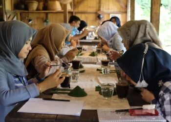 Para Pengunjung menikmati sajian kopi di Rumah Kopi Ranin