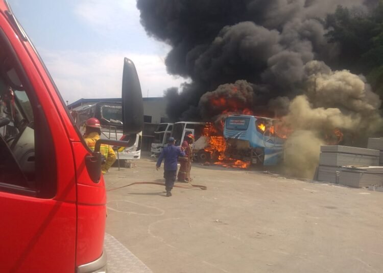 4 Bus Terbakar saat Ingin Dicat, Diduga Api dari Percikan Las