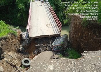 Jembatan Cicadas Roboh Akses warga Babakan Madang Terputus