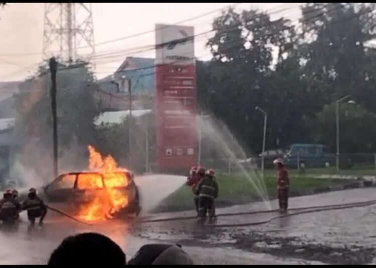 Mobil Kijang Kapsul Terbakar usai Isi BBM di Pom Bensin Leuwiliang
