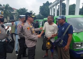 BBM Naik Pengemudi Ojol dan Sopir Angkot Dapat Bantuan Sembako