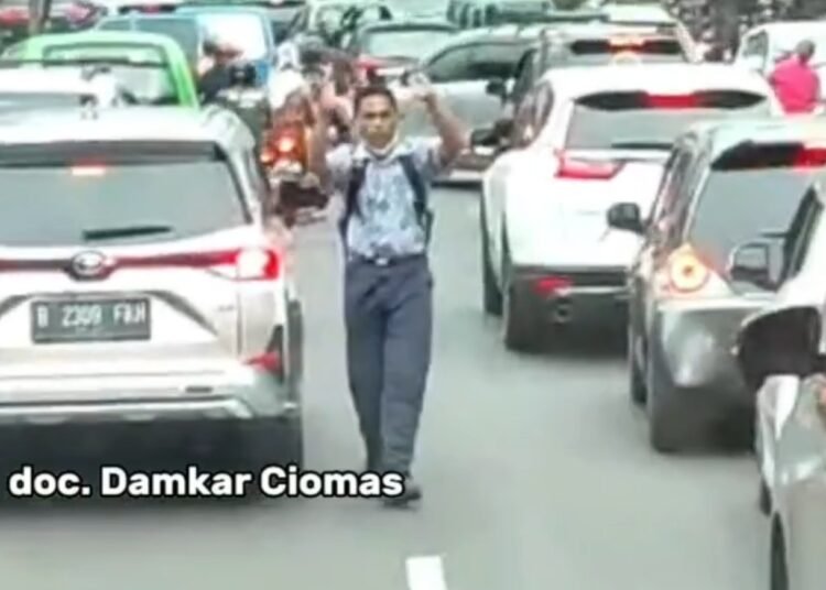 Keren! Anak Sekolah ini Turun ke Jalan Buka Jalur untuk Mobil Pemadam Kebakaran