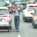 Keren! Anak Sekolah ini Turun ke Jalan Buka Jalur untuk Mobil Pemadam Kebakaran