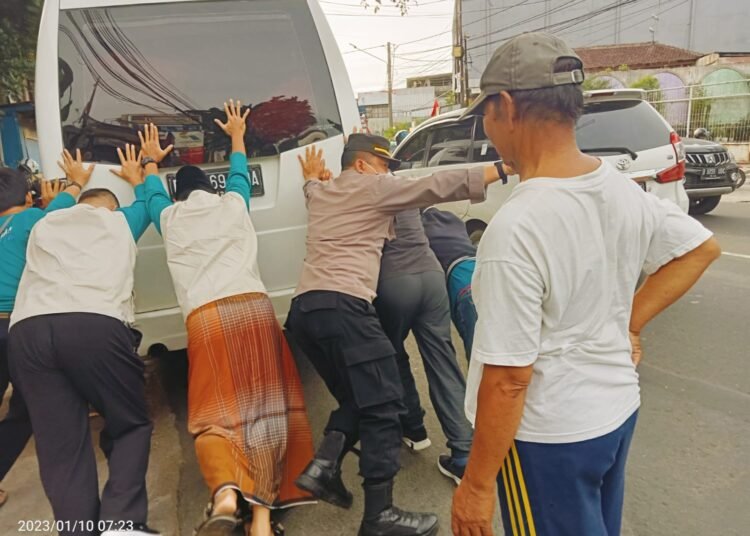 Cegah Lalin Tersendat, Polisi di Kota Bogor Antusias Bantu Dorong Mobil Mogok