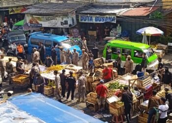 Petugas Gabungan Tertibkan Ratusan Lapak PKL di Tiga Lokasi