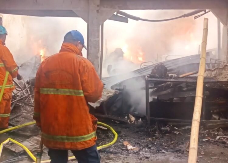 Sebuah Rumah Mewah dan Gudang di Sukasari Terbakar Nyaris Melahap Bangunan Lain