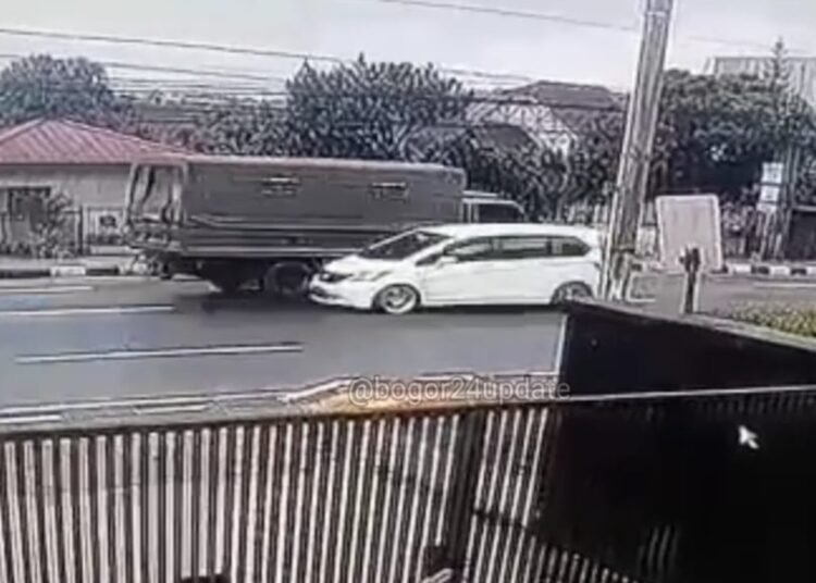 Minibus Tabrak Kendaraan TNI AL di Puncak Berujung Damai