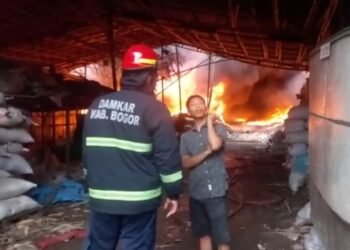 Kobaran Api Melumat Habis Lapak Rongsok di Gunung Putri