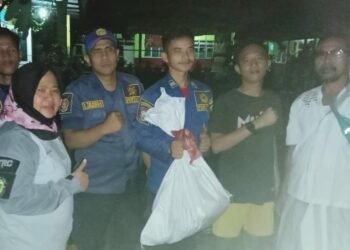 Meresahkan Warga, Damkar Evakuasi Sarang Tawon Vespa di SDN Laladon 1