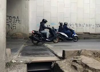 Hati-hati! Pelat Penutup Drainase Underpass Jalan Sholeh Iskandndar Membahayakan