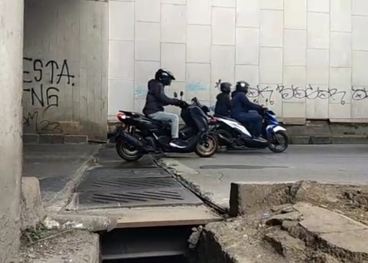Hati-hati! Pelat Penutup Drainase Underpass Jalan Sholeh Iskandndar Membahayakan