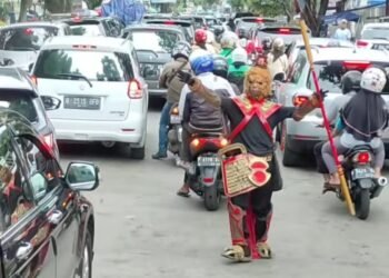 Viral Aksi Sun Go Kong Buka Jalur Mobil Damkar di Kota Bogor