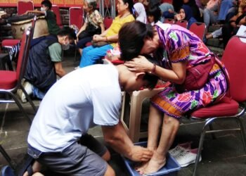 Hari Bhakti, Tradisi Basuh Kaki Orang Tua di Vihara Dhanagun Bogor