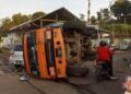 Truk Bermuatan Paving Blok Terguling di Batutulis Menimpa Sebuah Minibus