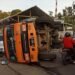 Truk Bermuatan Paving Blok Terguling di Batutulis Menimpa Sebuah Minibus