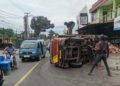 Akibat Ban Menapaki Coran Rapuh, Sebuah Truk Tanah Terguling
