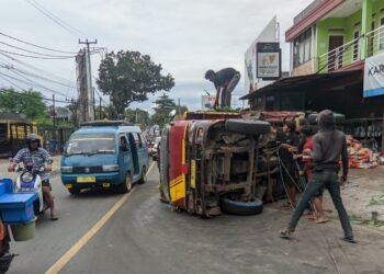 Akibat Ban Menapaki Coran Rapuh, Sebuah Truk Tanah Terguling