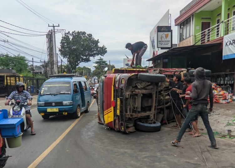 Akibat Ban Menapaki Coran Rapuh, Sebuah Truk Tanah Terguling