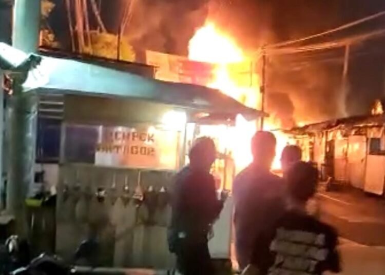 Bensin Eceran Nguap Disebelah Tukang Sate, Kebakaran Deeeh…!