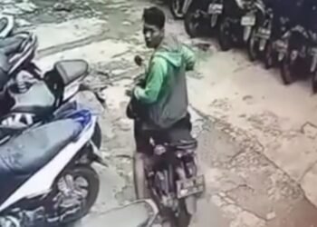 Aksi Curanmor di Empang Terekam CCTV, Pelaku Gasak Motor hingga Helm