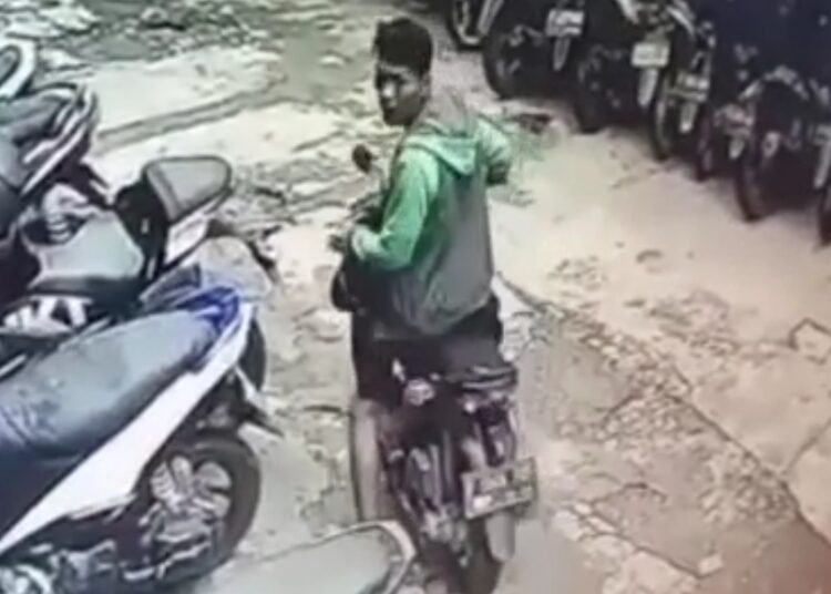 Aksi Curanmor di Empang Terekam CCTV, Pelaku Gasak Motor hingga Helm