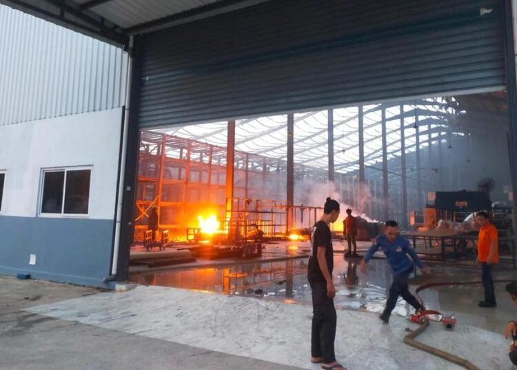 Pabrik Kasur di Tenjo Terbakar Ribuan Foam Ludes