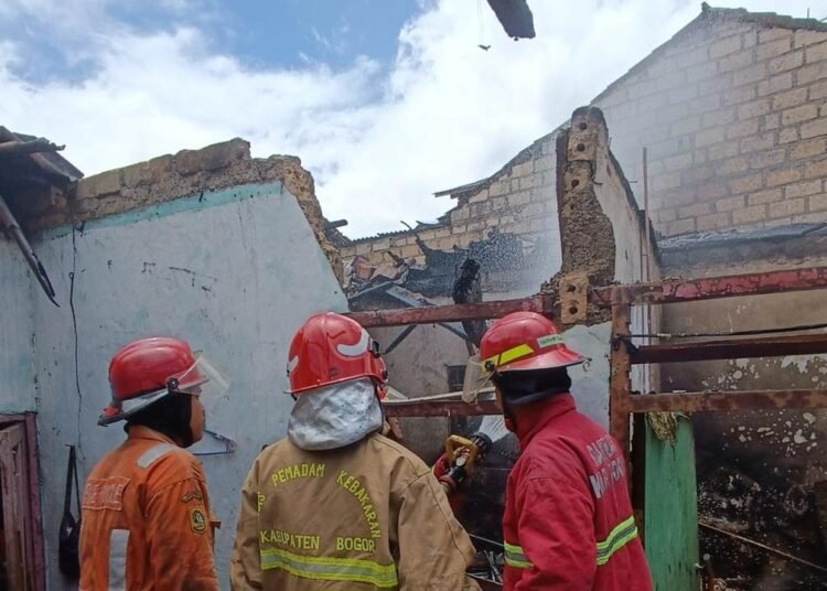 Diduga Arus Pendek Listrik, Dua Rumah Di Cijeruk Terbakar