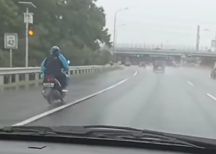 Pemotor di Bogor Berboncengan Masuk Tol Hanya Dapat Teguran