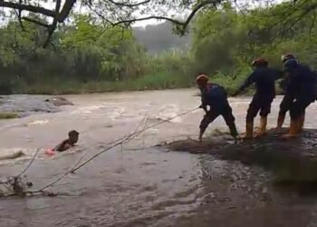 Dua Bocah SMP Di Cilebut Terjebak Di Aliran Sungai Ciliwung