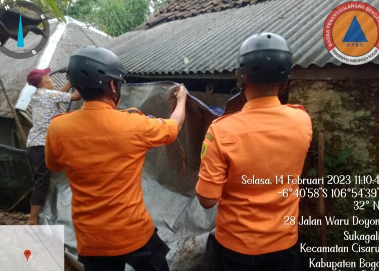 Hujan Terus Menerus Bikin Tembok Kamar Rumah Warga di Megamendung Ambrol