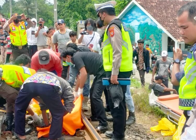 Seorang Pria Tewas Terbarak Kereta Di Parung Panjang