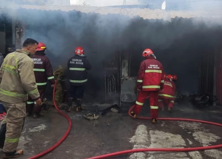 Buang Puntung Rokok Sembarangan, Bengkel Motor Dan Rumah di Nanggewer Terbakar