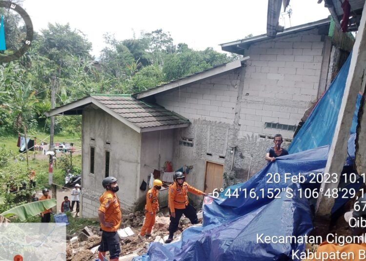 Hujan Intensitas Tinggi, Empat Rumah Di Ciburuy Rusak Parah Akibat Tanah Longsor 