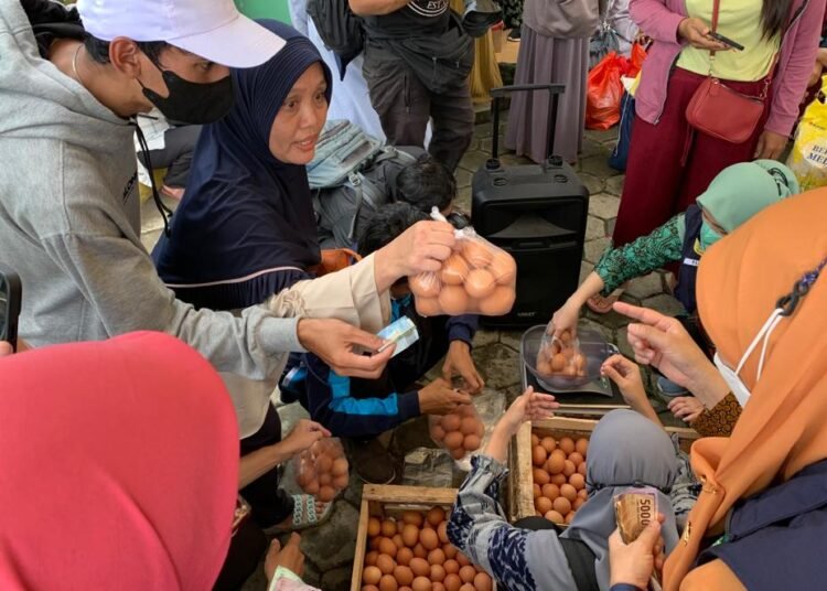 Warga Karadenan Manfaatkan Gelar Pangan Murah Untuk Membeli Kebutuhan Pokok