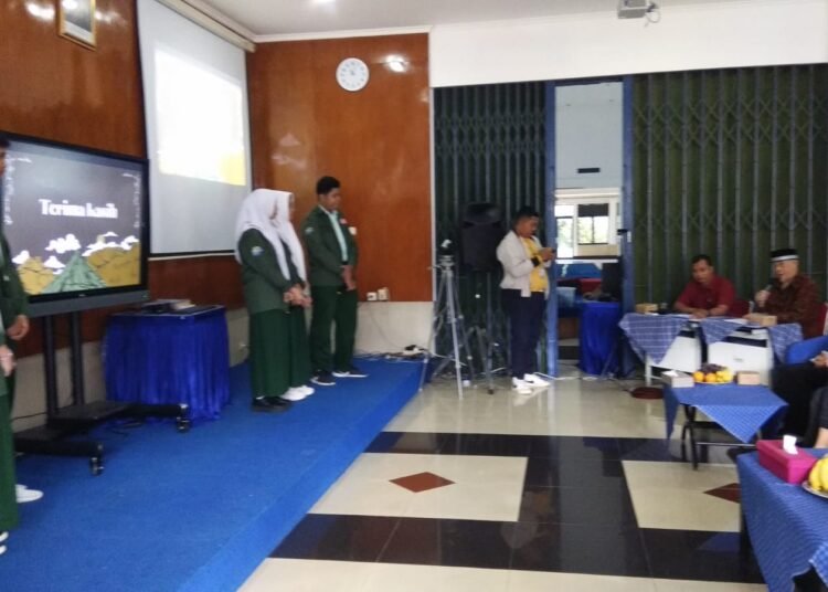 Proyek Riset Siswa SMA Plus YPHB di Dieng Diuji Peneliti