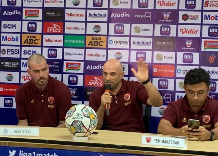 Pelatih PSM Makassar Bernardo Tavares (Tengah) saat preskon jelang lawan Persib Bandung.