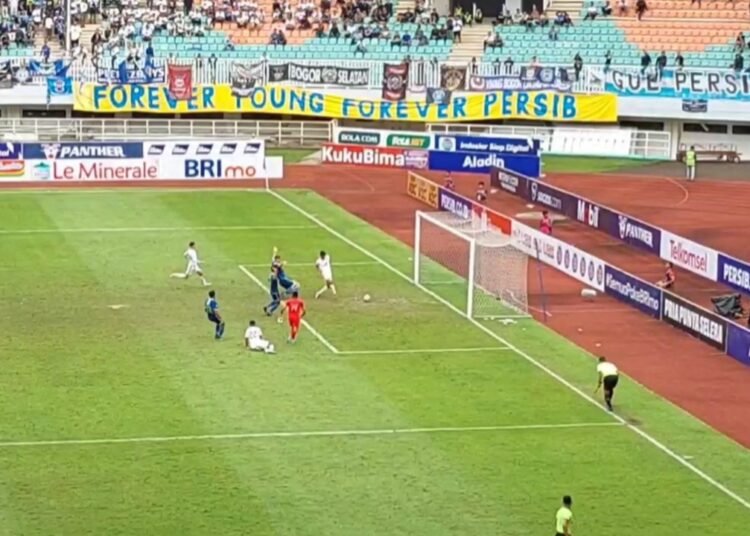 Pemain PSM Makassar Ramadan Sananta saat Mencetak gol ke Gawang Persib Bandung