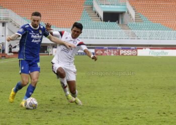 Pemain Persib Bandung Marc Klok saat Berebut Bola dengan Pemain Arema FC