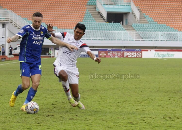Pemain Persib Bandung Marc Klok saat Berebut Bola dengan Pemain Arema FC