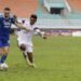 Pemain Persib Bandung Marc Klok saat Berebut Bola dengan Pemain Arema FC