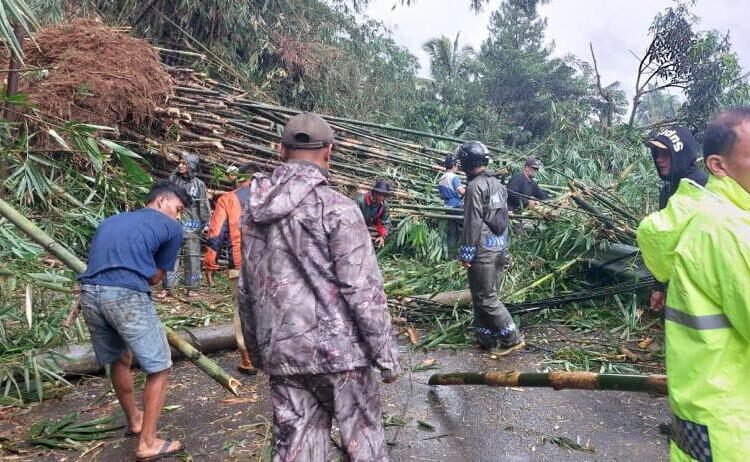 Tebing 4 Meter di Cigombong Longsor, Akses Warga Tertutup