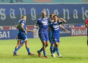 David da Silva dan Daisuke Sato berselebrasi usai mencetak gol kedua Persib Bandung