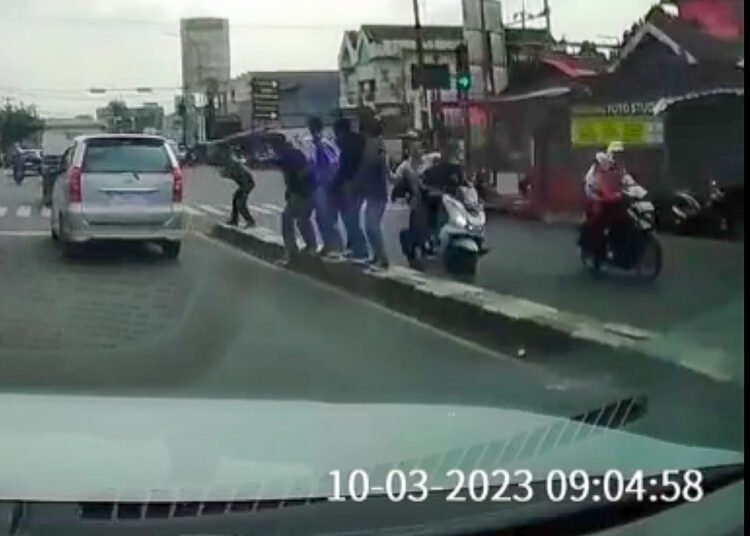 Detik detik saat pembacokan pelajar di Simpang Pomad, Kota Bogor. (Tangkapan layar dashcam William Sangga)
