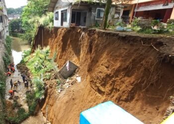 Tebing Kali Cibalok Muarasari Longsor, Satu Rumah dan Lahan Makam Terancam