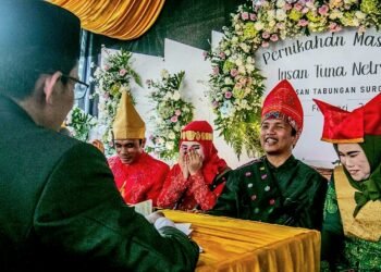 Wajah Ceria Pasangan Tunanetra Saat Ikut Nikah Massal di Karadenan