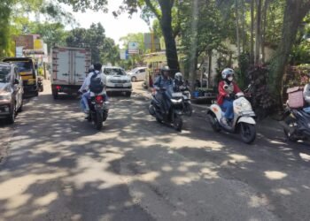 Jalan Bina Marga Rusak, Pemotor Hingga Jukir Nunggu Perbaikan